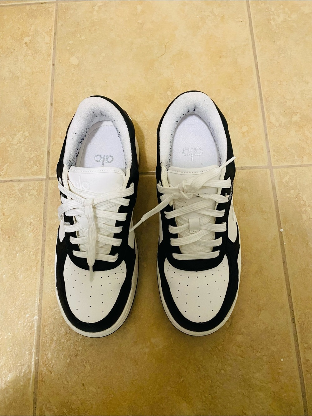 ALO Yoga Black and White Low-Top Sneakers with Contrast Panels size 8